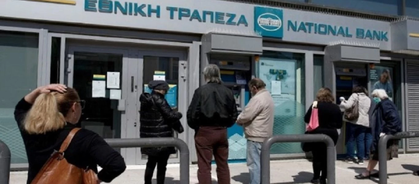«Δεν άρεσαν» στην κυβέρνηση η ουρές στις τράπεζες: Έρχονται αυστηρότερα μέτρα